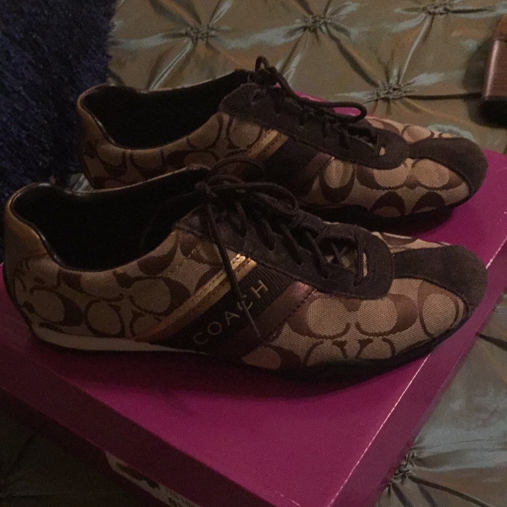 Tennis shoes